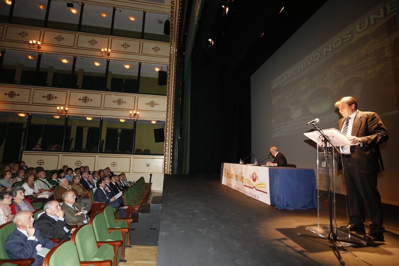 Clamor por la unidad del Archivo de Salamanca en el Teatro Liceo (1/2)