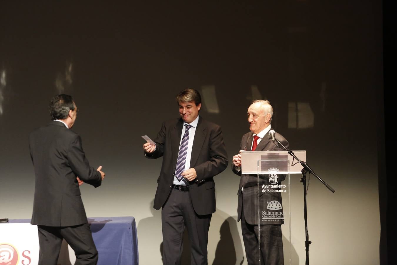 Clamor por la unidad del Archivo de Salamanca en el Teatro Liceo (2/2)