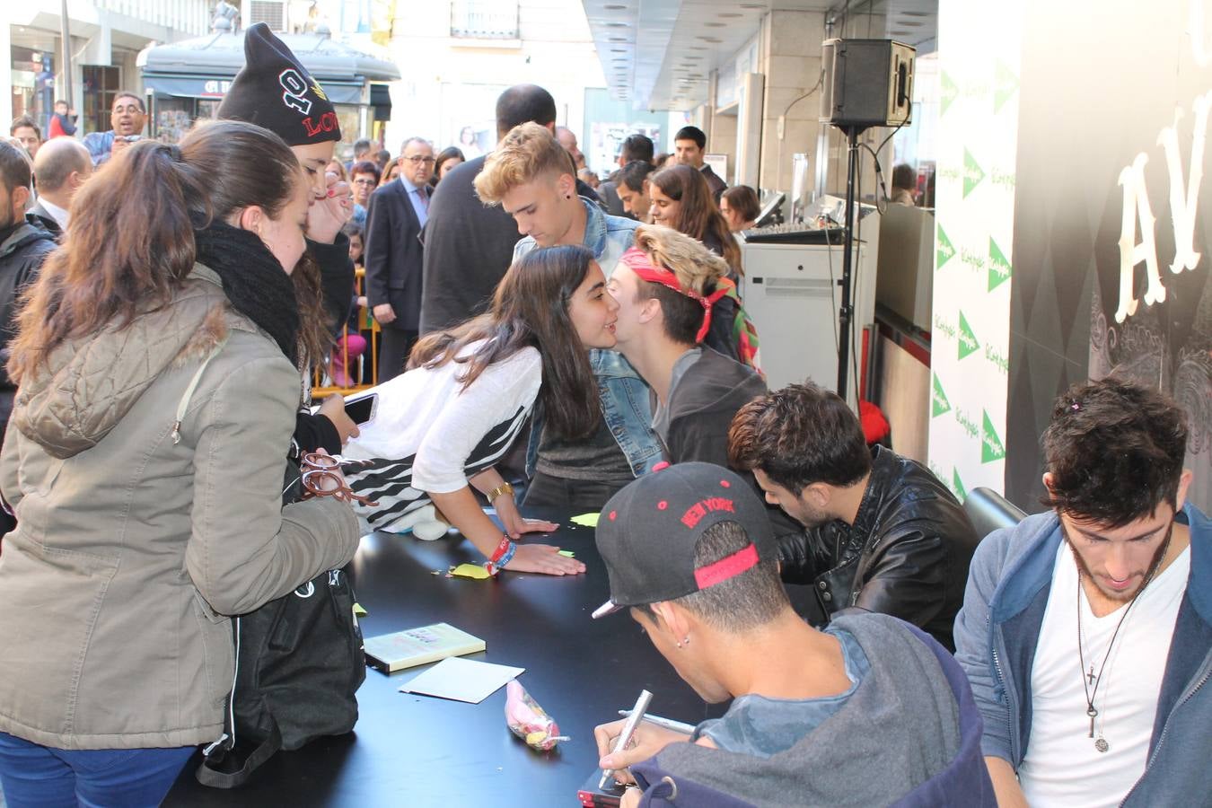 Multitudinaria firma de discos de Auryn en El Corte Inglés de Valladolid