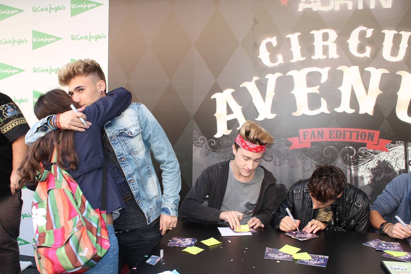 Multitudinaria firma de discos de Auryn en El Corte Inglés de Valladolid