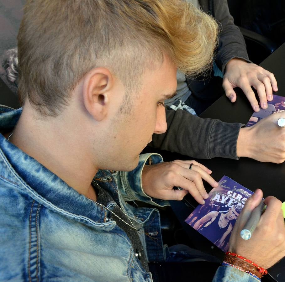 Multitudinaria firma de discos de Auryn en El Corte Inglés de Valladolid