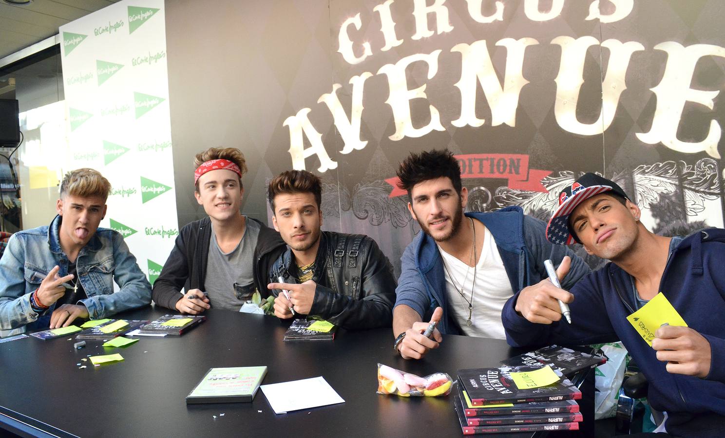 Multitudinaria firma de discos de Auryn en El Corte Inglés de Valladolid