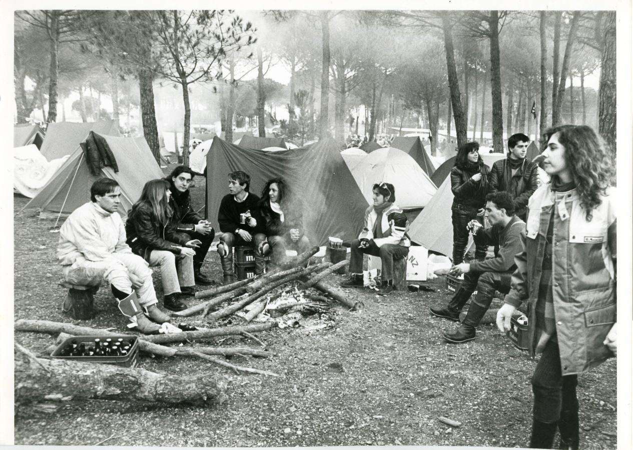 1992. Los moteros se calientan alrededor de la hoguera en el pinarón de Tordesillas.