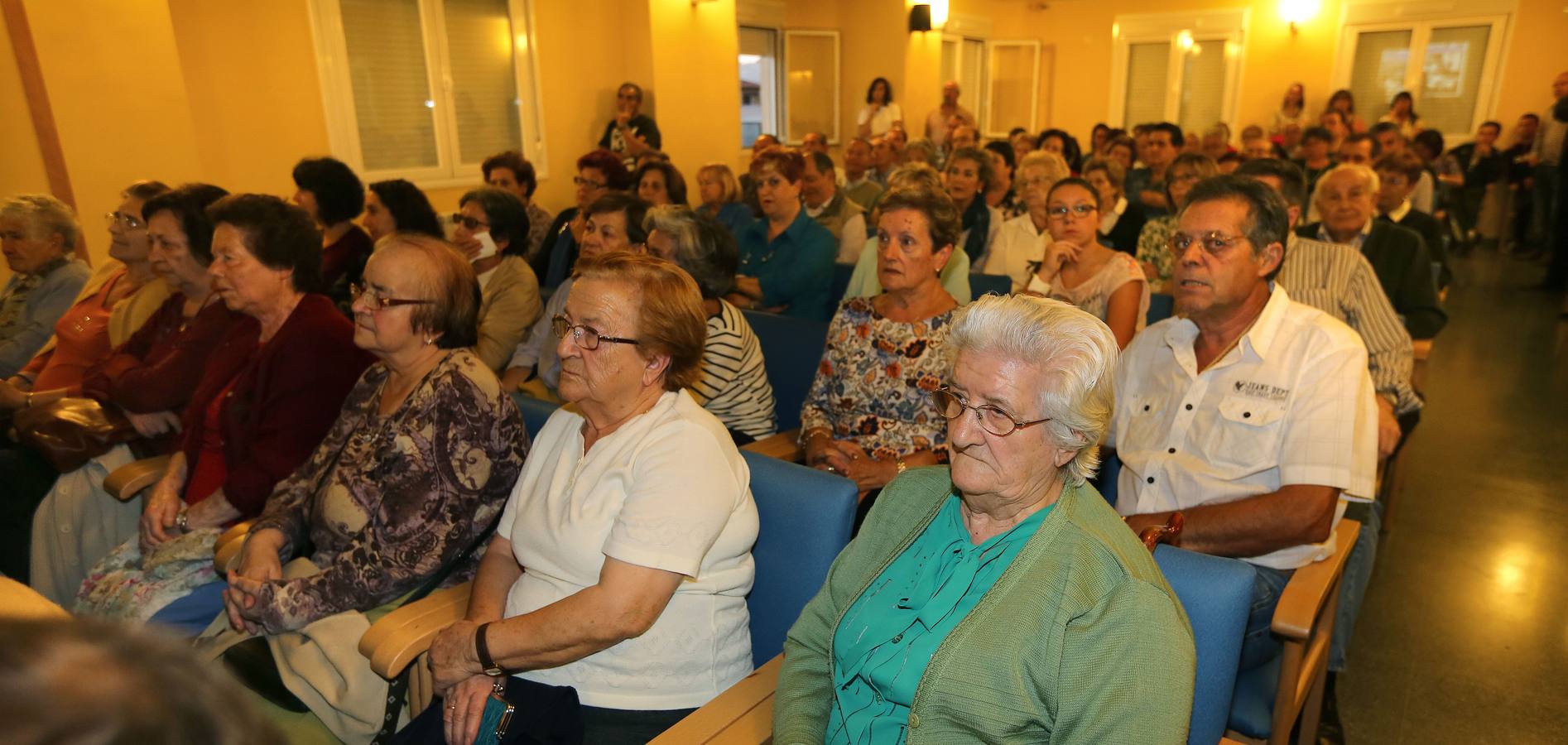 Vecinos de Cabezón y de municipios de la zona llenaron el salón de actos del Hogar del Jubilado para escuchar con atención a Carasa Soto.