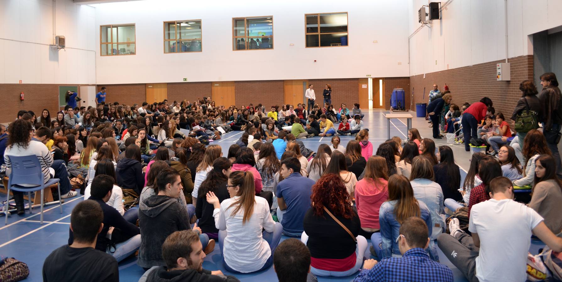 Alumnos del Alonso Cortés imparten una clase de Ciencias a estudiantes de la Facultad de Educación