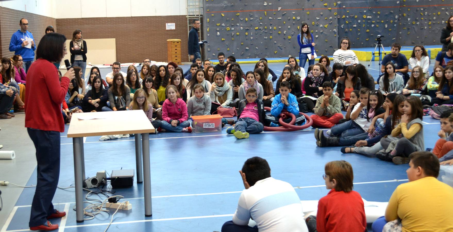 Alumnos del Alonso Cortés imparten una clase de Ciencias a estudiantes de la Facultad de Educación