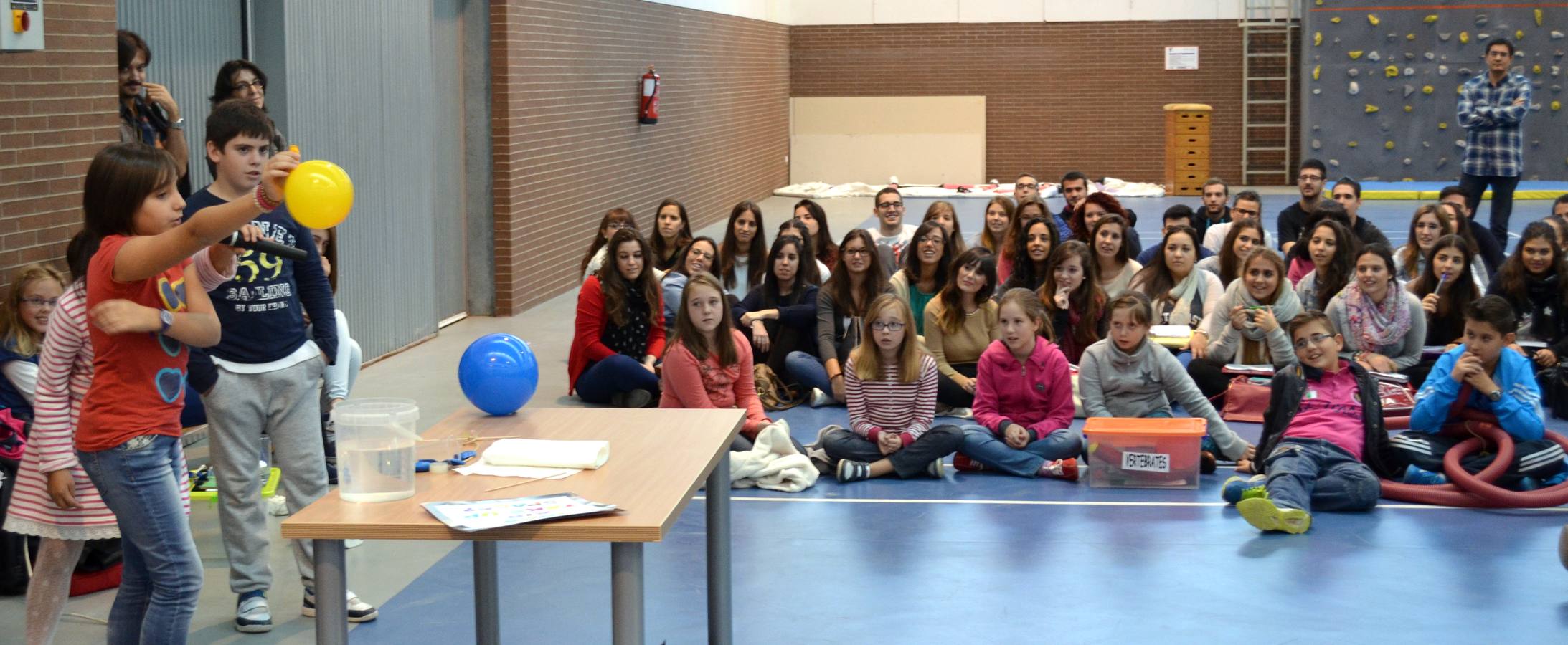 Alumnos del Alonso Cortés imparten una clase de Ciencias a estudiantes de la Facultad de Educación