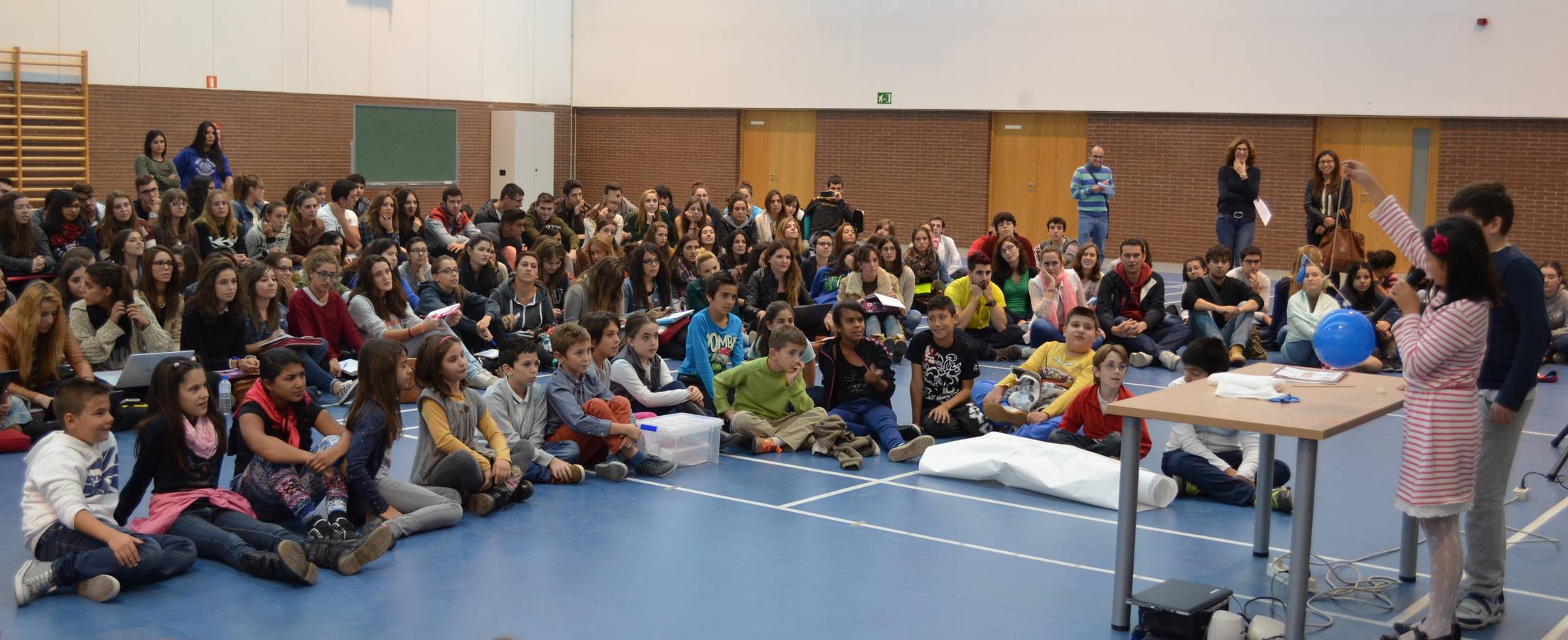 Alumnos del Alonso Cortés imparten una clase de Ciencias a estudiantes de la Facultad de Educación