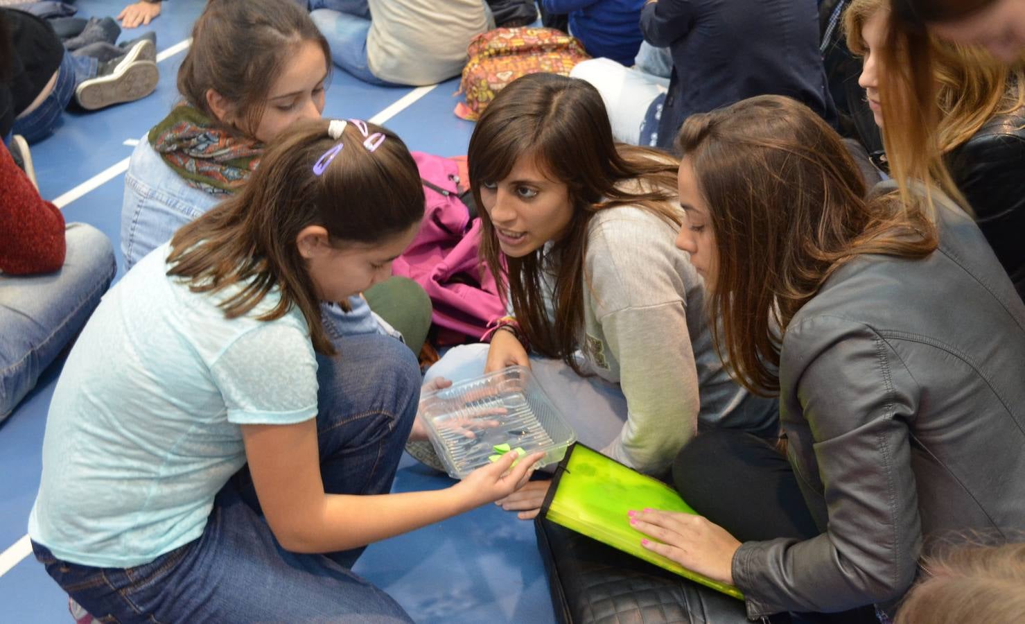 Alumnos del Alonso Cortés imparten una clase de Ciencias a estudiantes de la Facultad de Educación