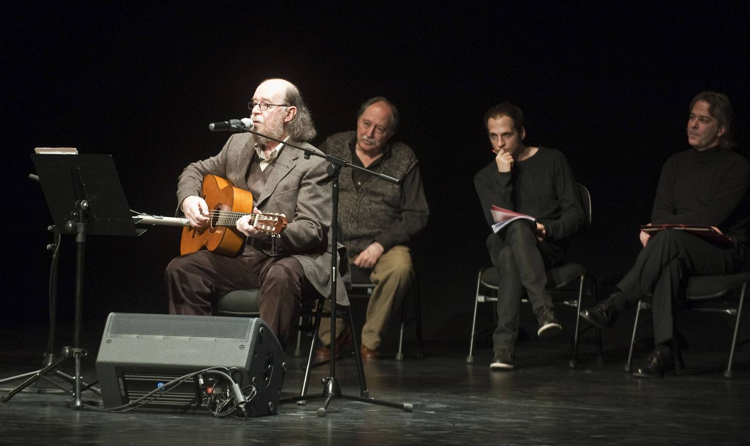 21.01.2010 Joaquín Díaz interpreta una canción en la inauguracion oficial del Teatro Zorrilla.