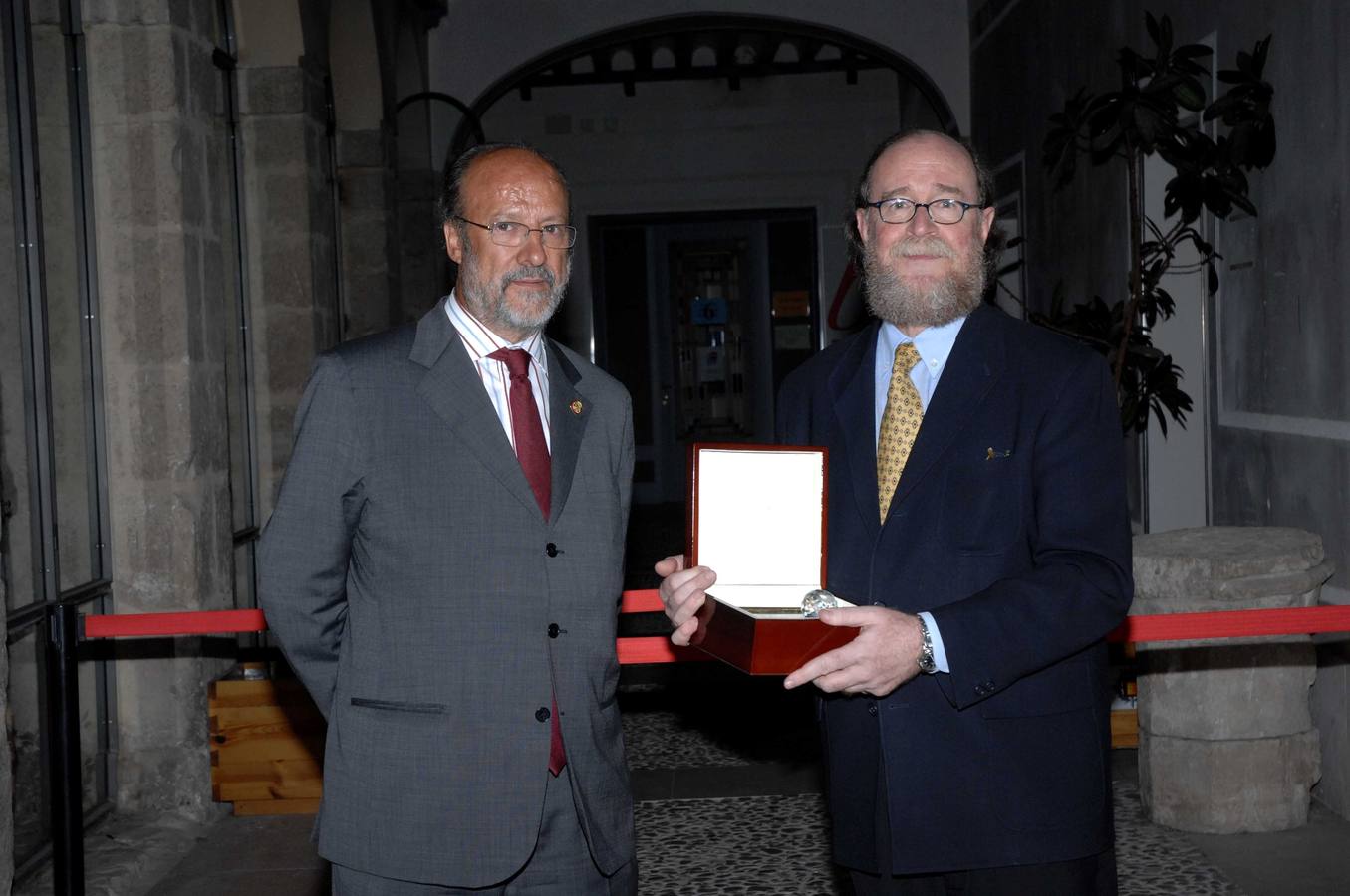 17.07.2008 Joaquín Díaz, etnógrafo, recibe el Premio San Benito del Alcalde de Valladolid, Javier León de la Riva, en las Noches de San Benito.