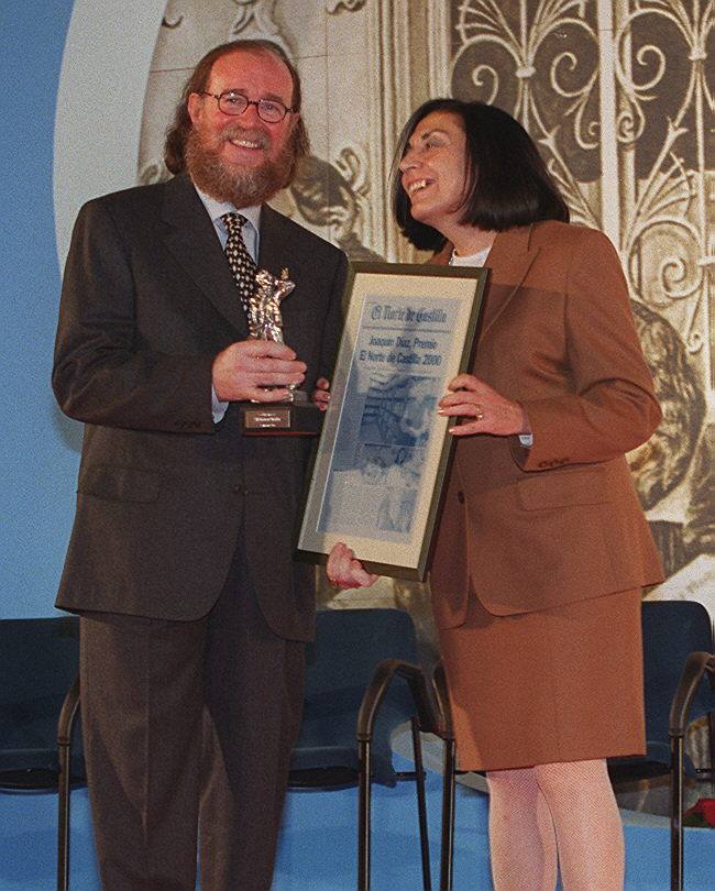 15.12.2000 María Aurora Viloria entrega el vocero de plata a Joaquín Díaz durante la sexta edición de los Premios El Norte de Castilla que tuvo lugar en el Salón Rojo de la Feria de Muestras.