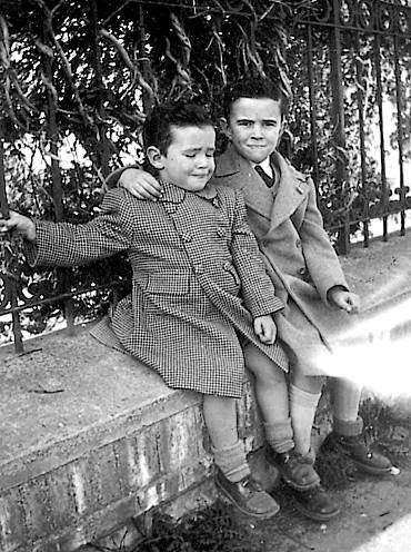 Joaquín Díaz, con su hermano.