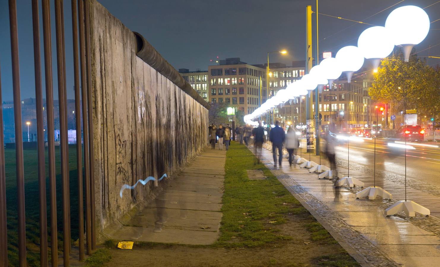 &#039;Lichtgrenze&#039;, el recuerdo del muro se ilumina en Berlín