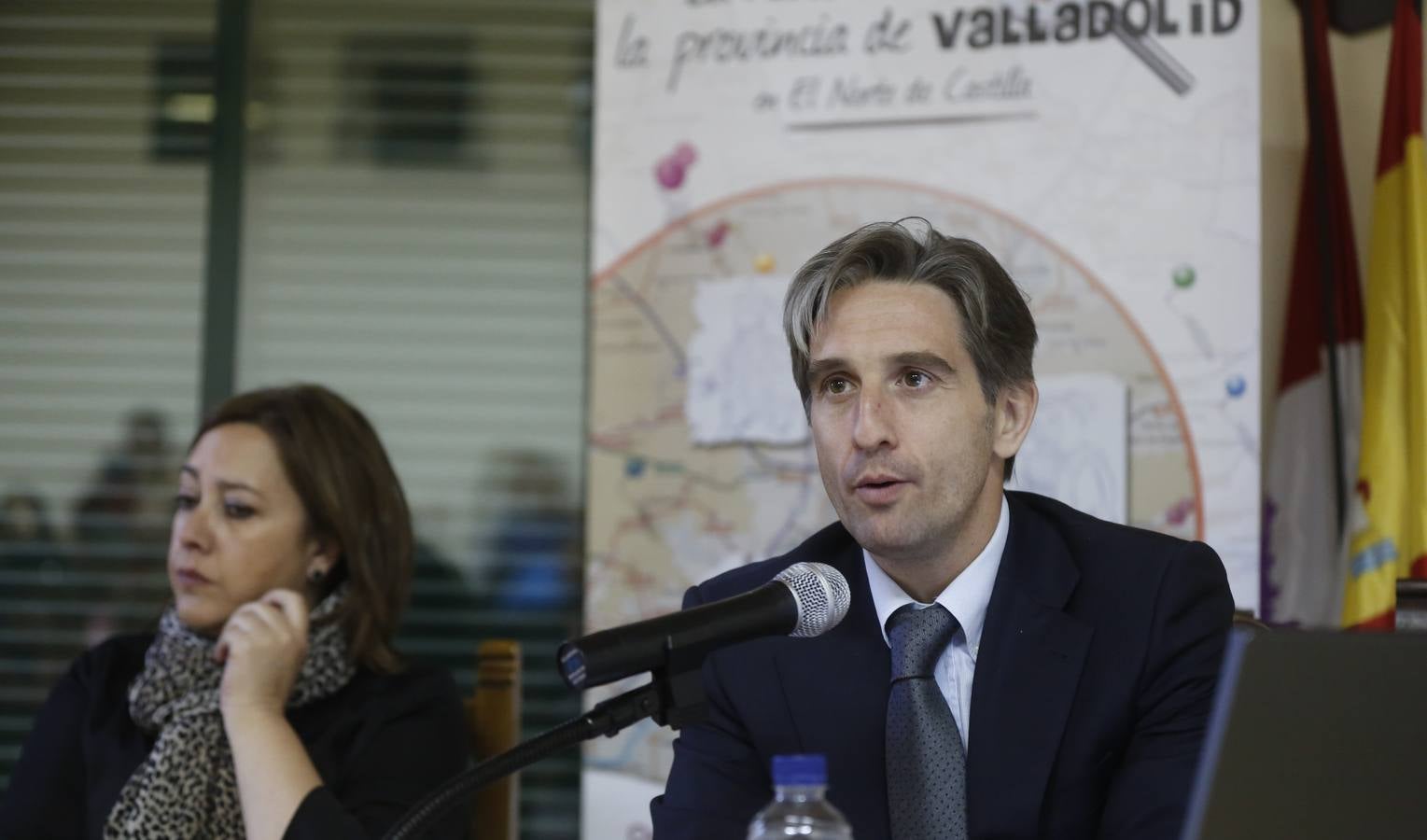 La jefa de la sección de Valladolid, Mar Domínguez, junto al historiador Enrique Berzal, en un momento de la conferencia.