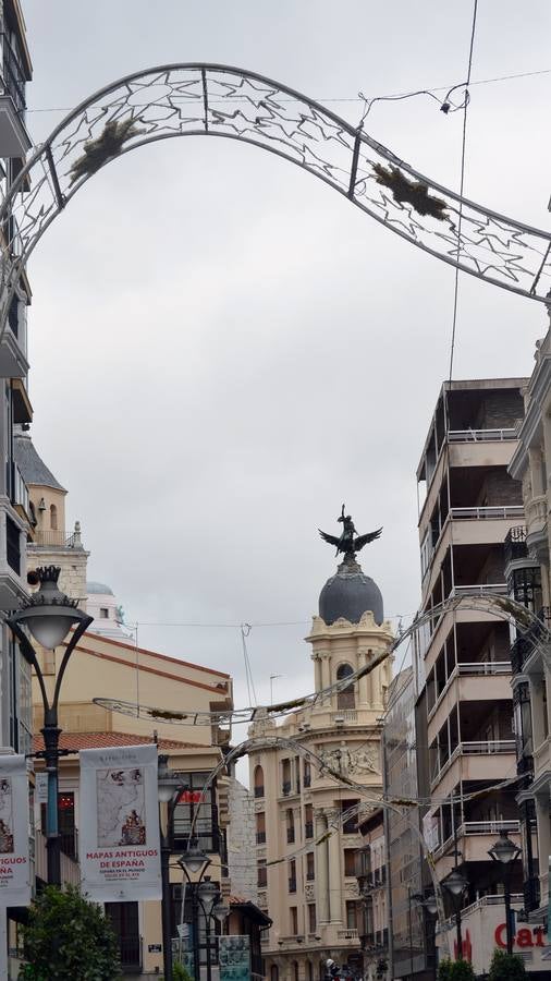 Instalación de las nuevas luces de Navidad en la calle Santiago de Valladolid