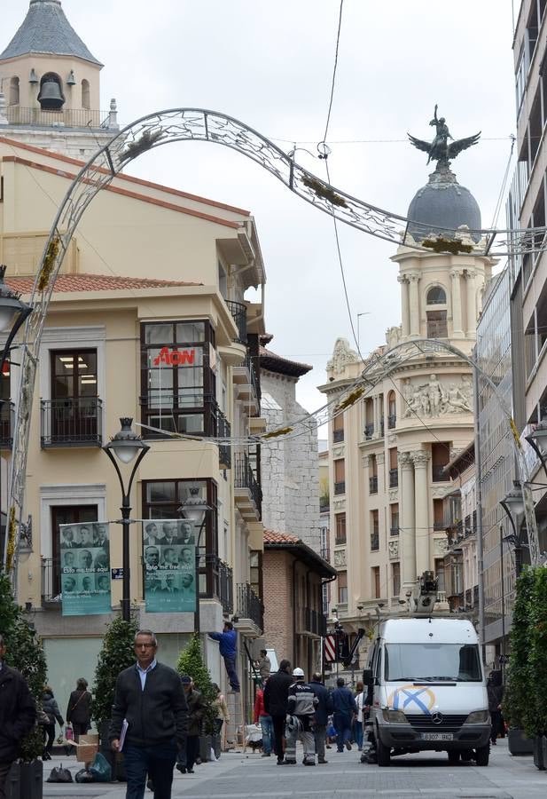 Instalación de las nuevas luces de Navidad en la calle Santiago de Valladolid