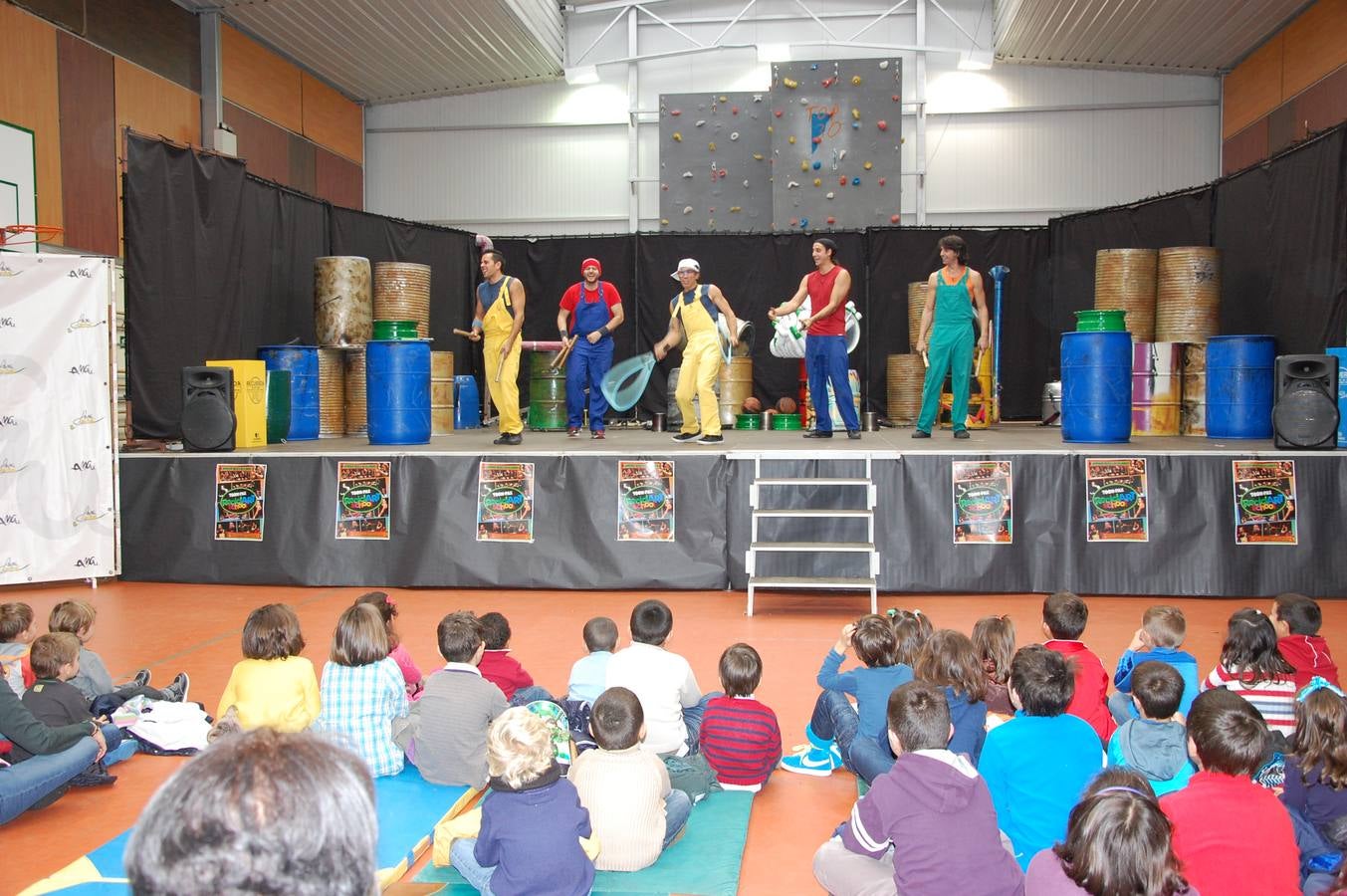 1.800 alumnos asisten en Guardo a los espectáculos de la compañía Toom-pack