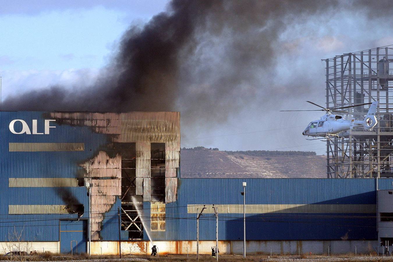 09.02.05 Un incendio en las instalaciones de la antigua fábrica de tripas celulósicas, Alfacel, situada en el polígono de Dueñas, acabó con parte de su fachada.