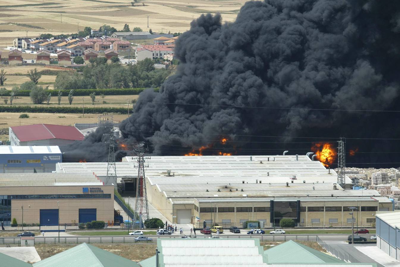 30.06.03 Incendio en la fábrica Molteplas en el polígono Villalonquejar de Burgos.