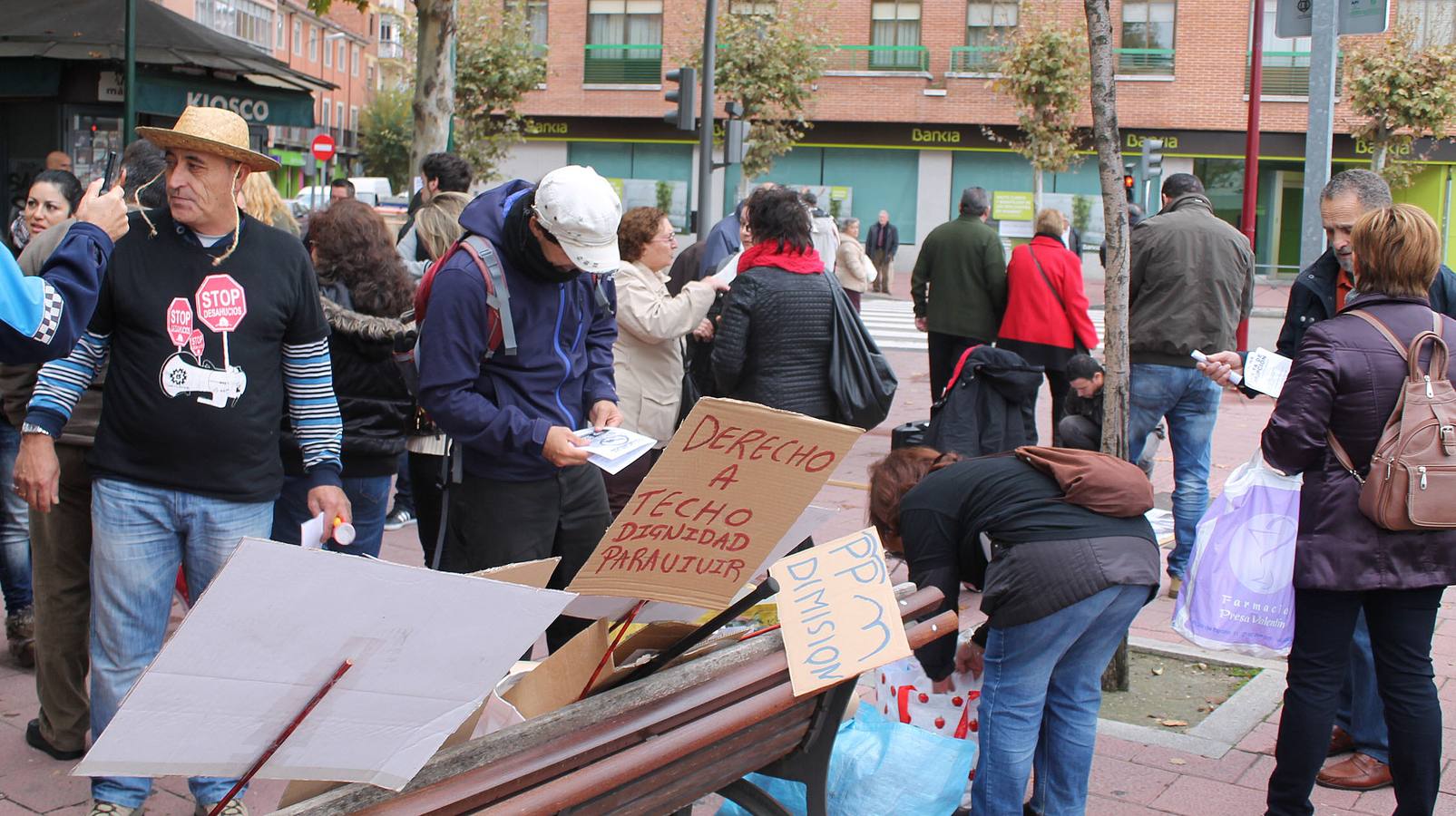 Protesta contra los desahucios en el barrio de Delicias de Valladolid