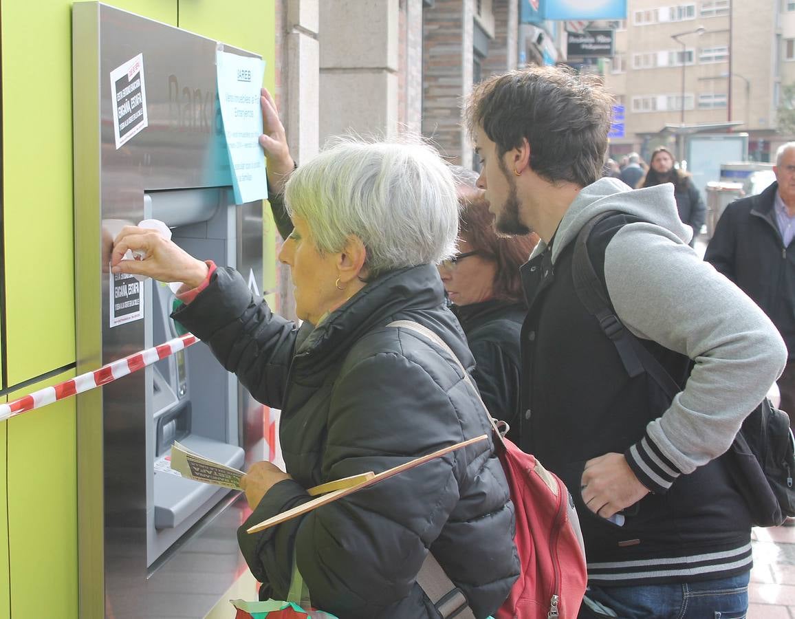 Protesta contra los desahucios en el barrio de Delicias de Valladolid