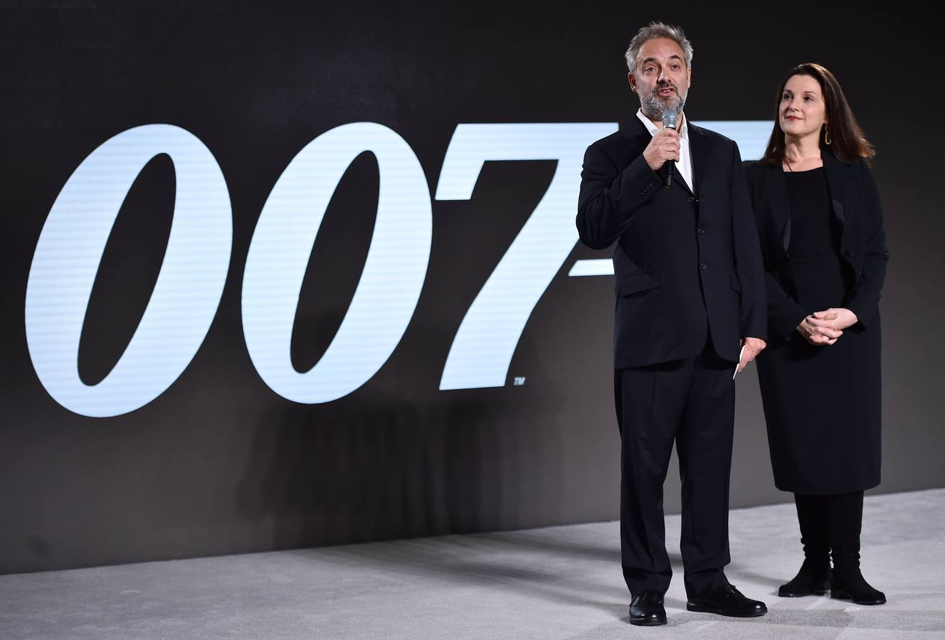 El director Sam Mendes y la productora Barbara Broccoli.