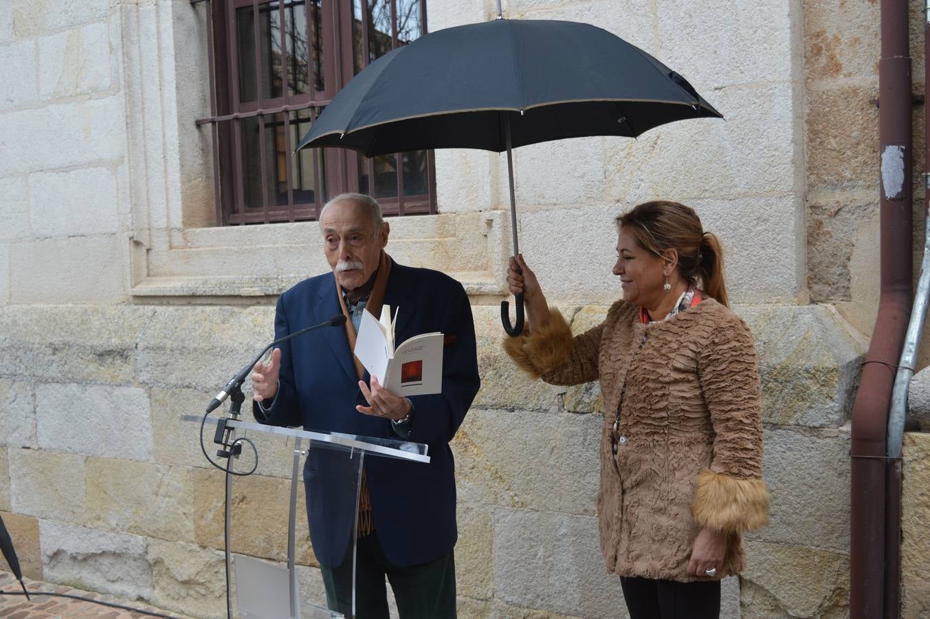 Zamora dedica una plaza al poeta Jesús Hilario Tundidor