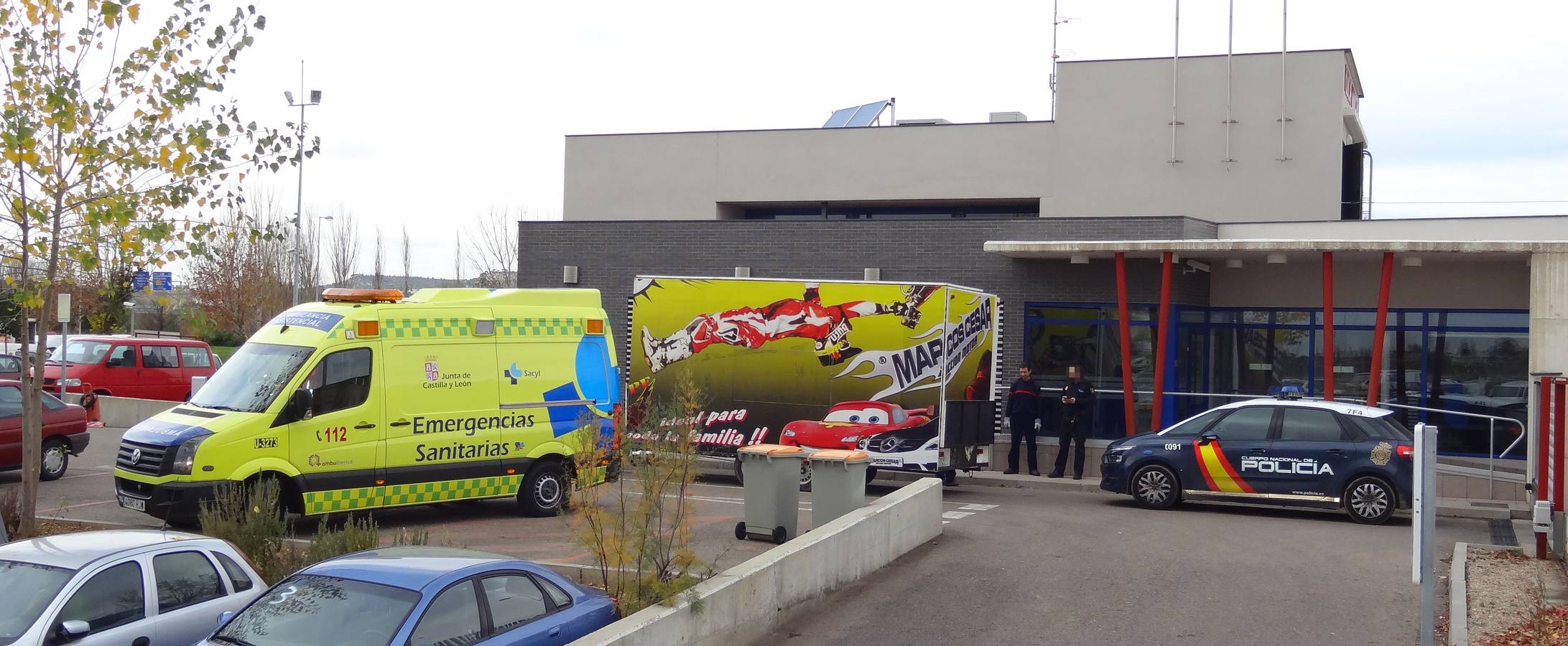 La grúa municipal retira una caravana publicitaria de las inmediaciones del Carrefour de Barrio España