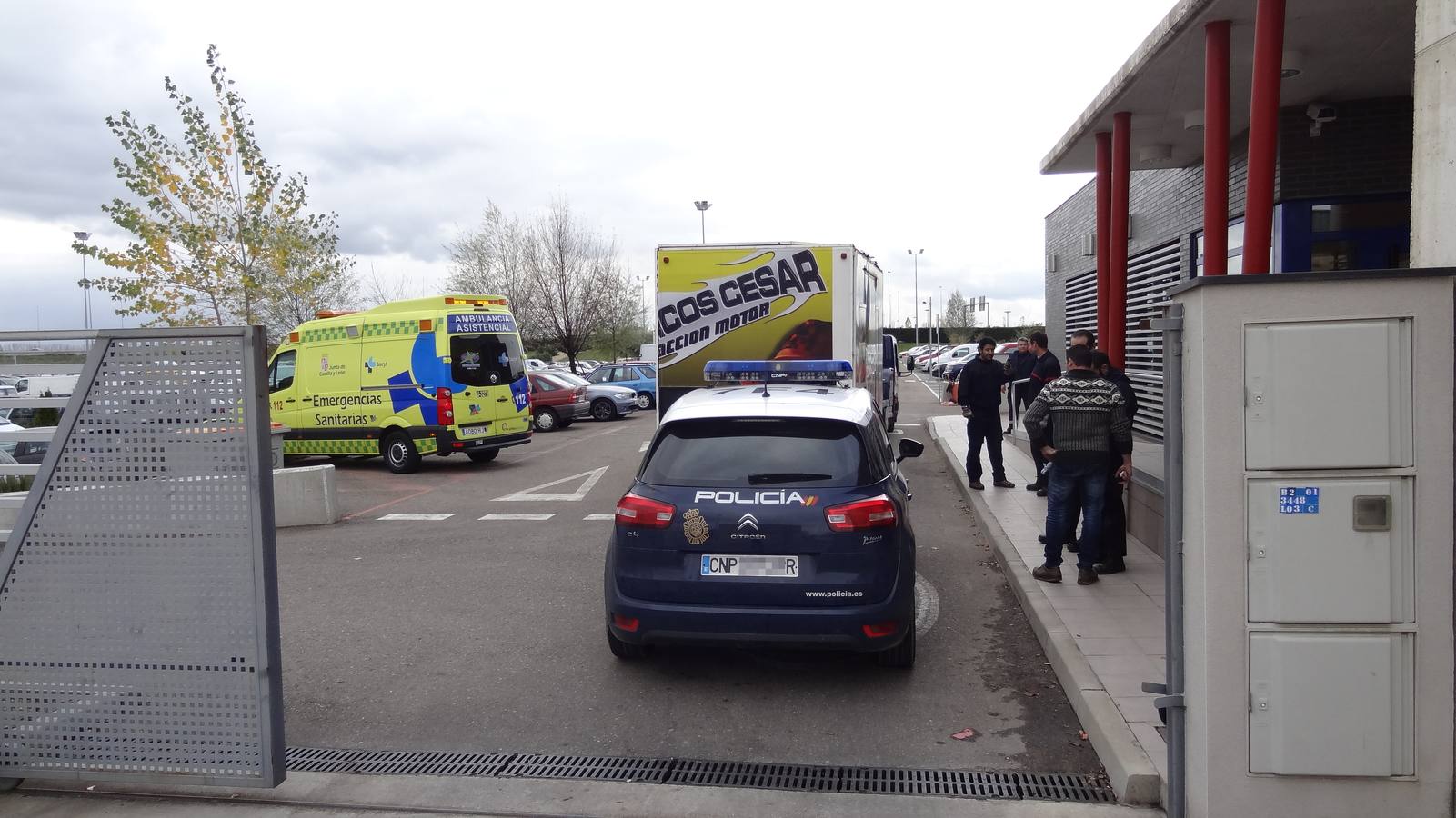 La grúa municipal retira una caravana publicitaria de las inmediaciones del Carrefour de Barrio España