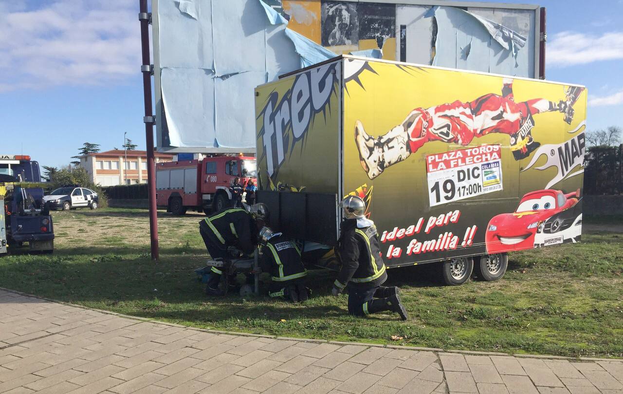 La grúa municipal retira una caravana publicitaria de las inmediaciones del Carrefour de Barrio España