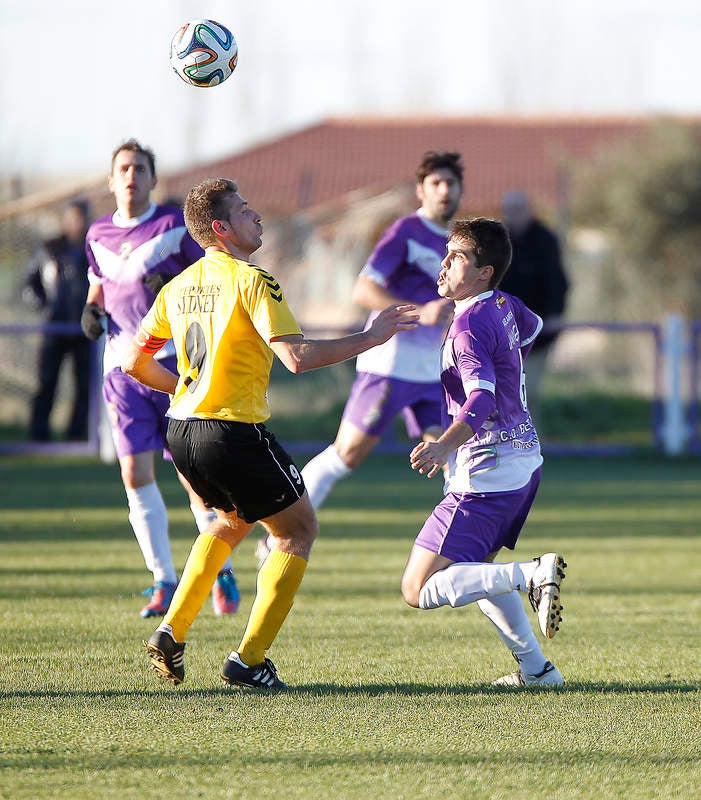 Partido de fútbol entre el Becerril y La Bañeza (1-4)