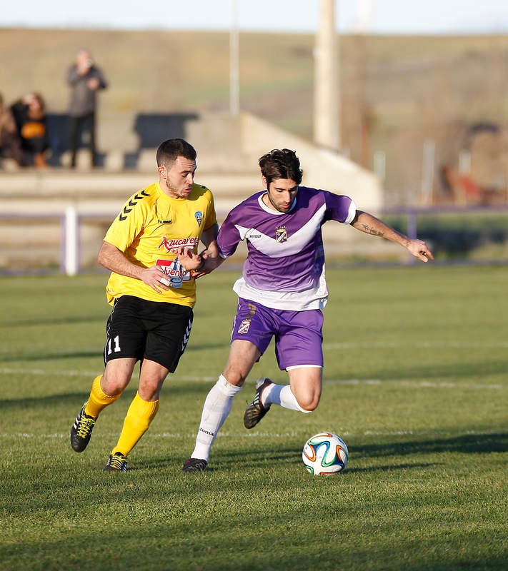Partido de fútbol entre el Becerril y La Bañeza (1-4)