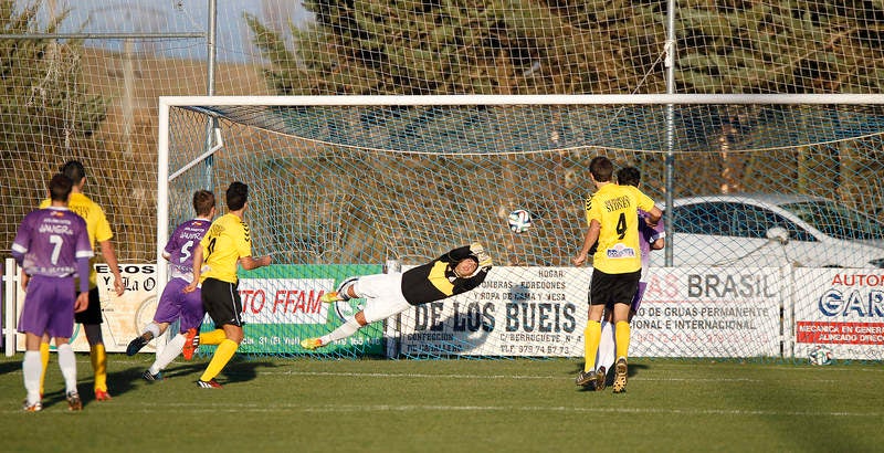 Partido de fútbol entre el Becerril y La Bañeza (1-4)
