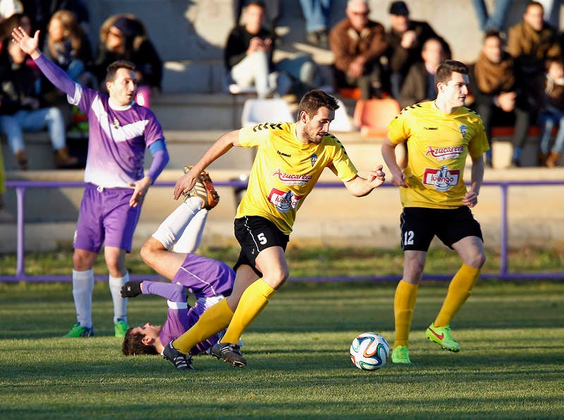 Partido de fútbol entre el Becerril y La Bañeza (1-4)
