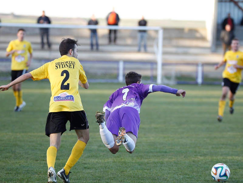 Partido de fútbol entre el Becerril y La Bañeza (1-4)