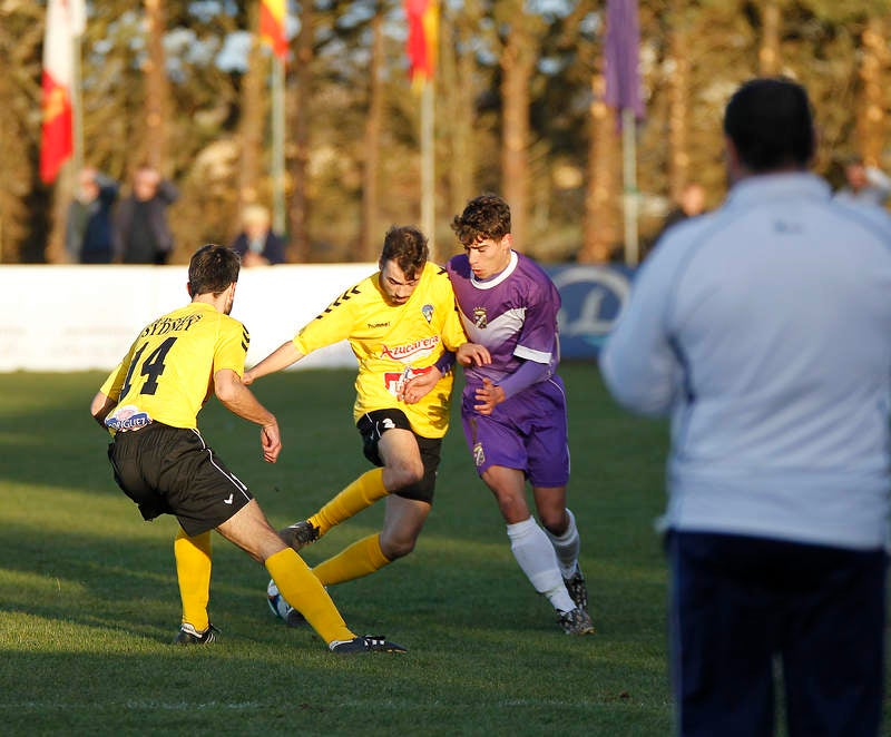 Partido de fútbol entre el Becerril y La Bañeza (1-4)