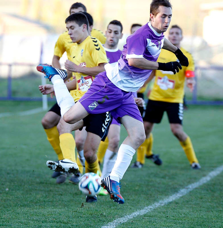 Partido de fútbol entre el Becerril y La Bañeza (1-4)