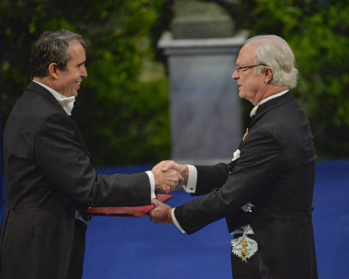 Eric Betzig, Nobel de Química. ESTOCOLMO (SUECIA). El desarrollo del microscopio fluorescente de superresolución, con el que se han hecho visibles "detalles esenciales" de las células vivas, ha valido el Nobel de Química al alemán Stefan Hell y a los estadounidenses Eric Betzig y William Moerner.