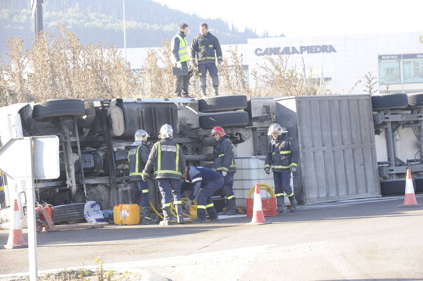 Espectacular vuelco de un camión en la rotonda de La Cistérniga