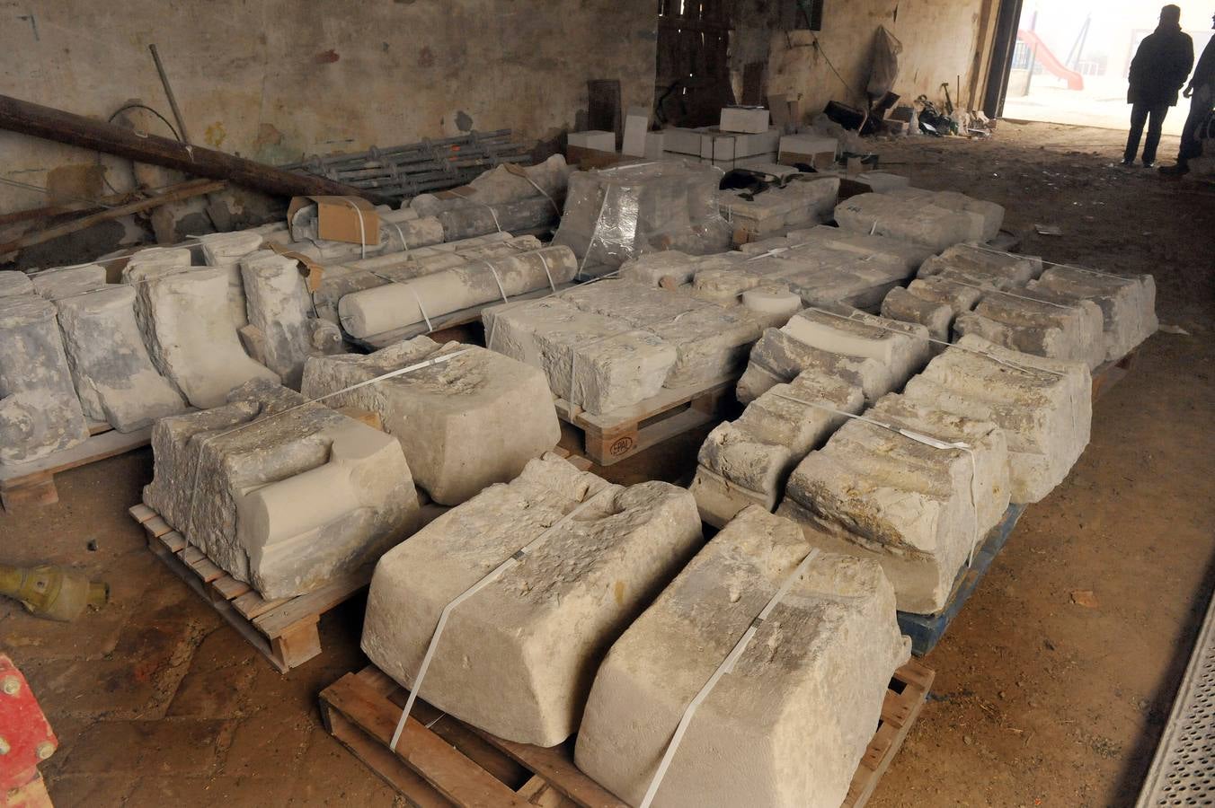 Ceinos de Campos recupera los restos de los arcos de la antigua iglesia de Santa María del Temple
