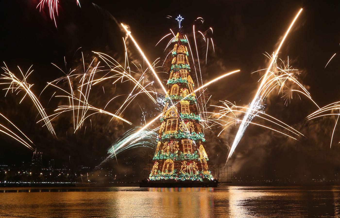 Río de Janeiro (Brasil). Es el árbol flotante de Navidad más alto del mundo. Con 85 metros de altura, 542 toneladas de peso y 3,1 millones de lámparas, se levanta sobre Laguna Rodrigo de Freitas