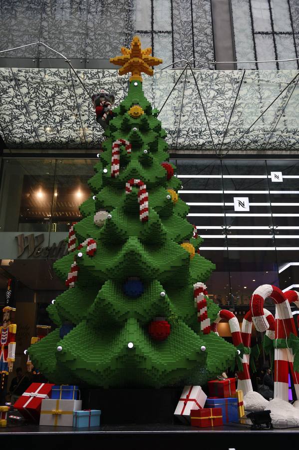 Un árbol de navidad construido con lego adorna un centro comercial en Sídney (Australia).