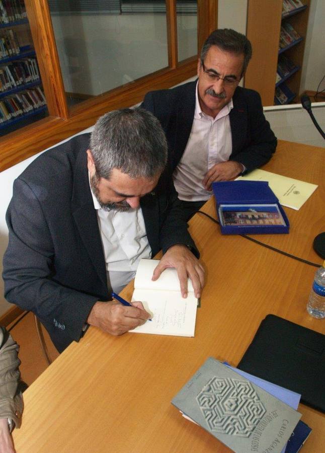 Encuentro poético-literario de Carlos Aganzo en la biblioteca de Íscar