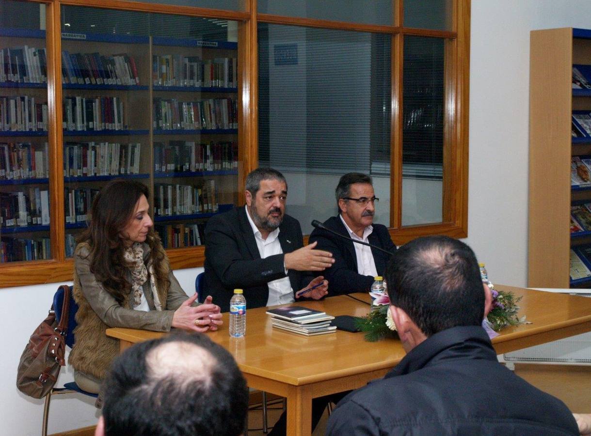 Encuentro poético-literario de Carlos Aganzo en la biblioteca de Íscar