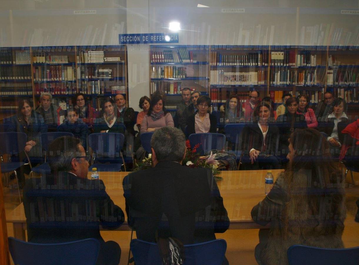 Encuentro poético-literario de Carlos Aganzo en la biblioteca de Íscar