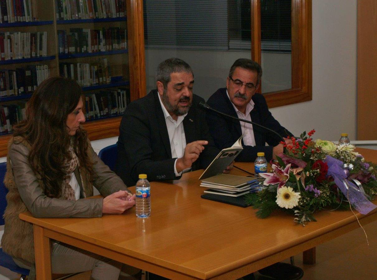 Encuentro poético-literario de Carlos Aganzo en la biblioteca de Íscar