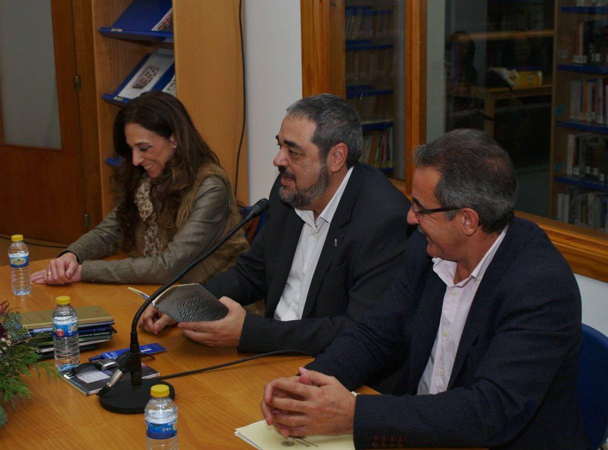 Encuentro poético-literario de Carlos Aganzo en la biblioteca de Íscar