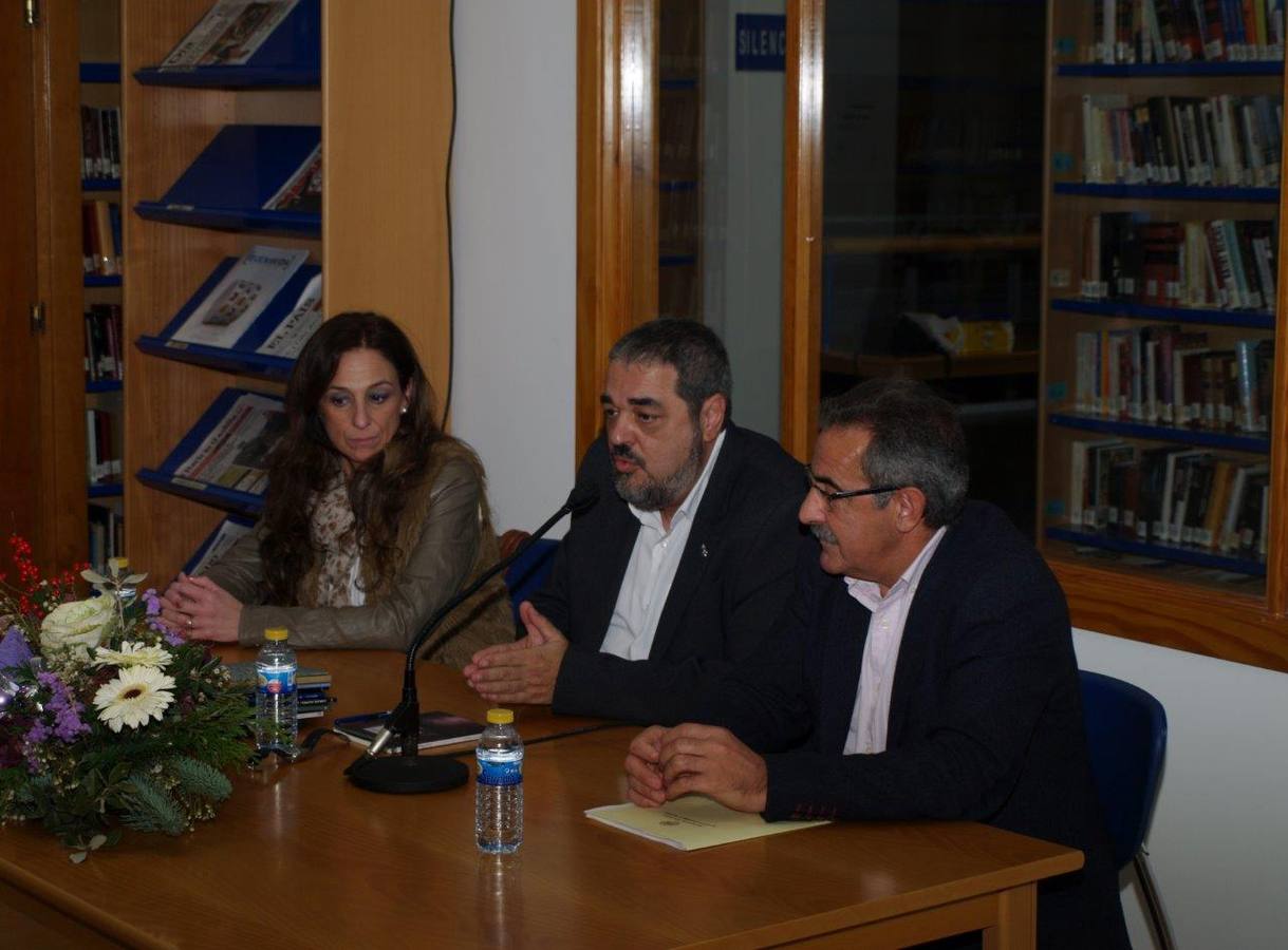Encuentro poético-literario de Carlos Aganzo en la biblioteca de Íscar