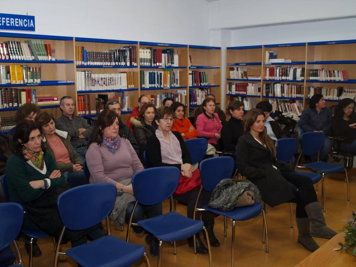 Encuentro poético-literario de Carlos Aganzo en la biblioteca de Íscar